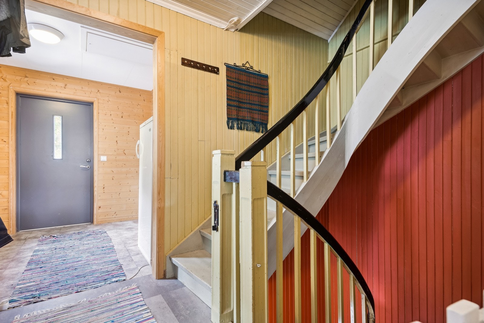 Fra kjøkkenet har du inngang til trapperommet. Det er også egen inngang til 2. etasje via ytterdøren - en praktisk løsning for utleie eller familie Galleribilde