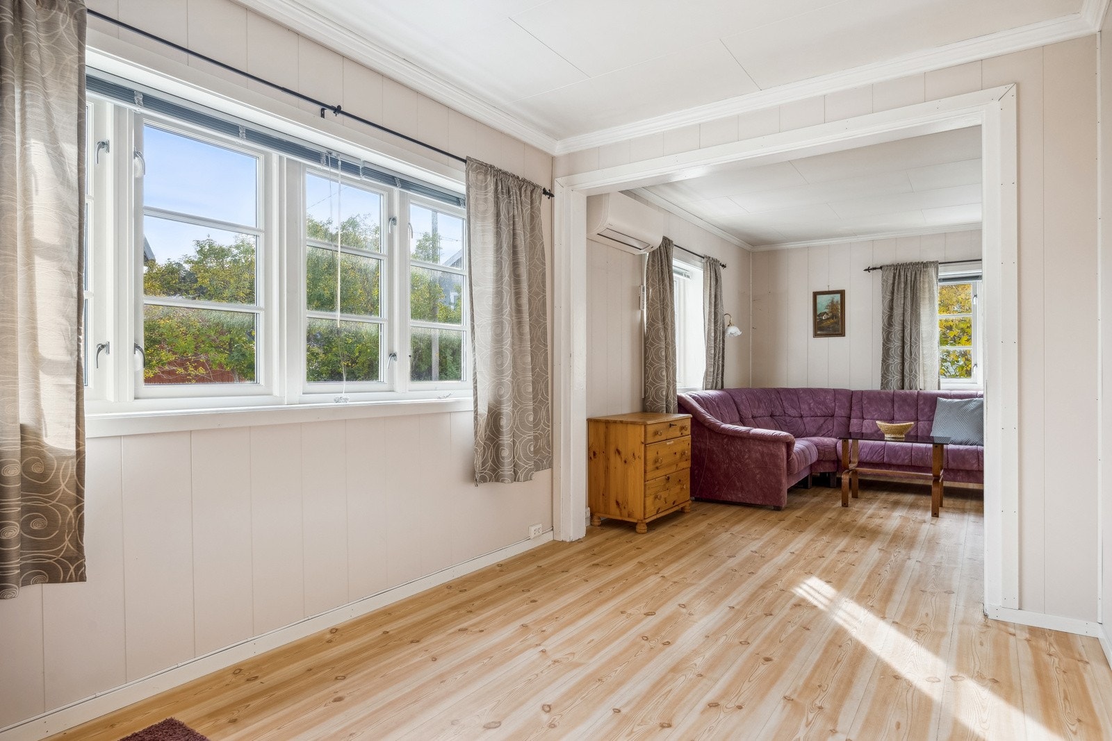 De store vindus overflatene gir rommet rikelig med naturlig lysinnslipp. Galleribilde