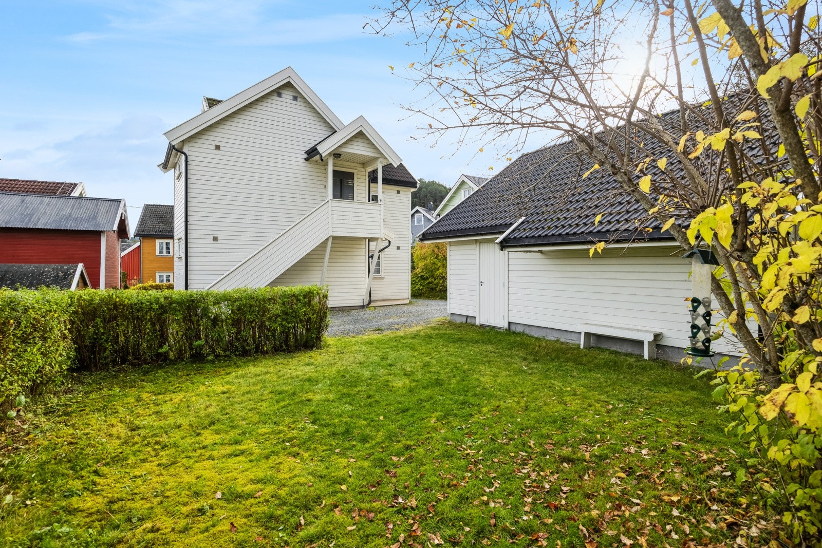 Denne innholdsrike eiendommen har en flott beliggenhet og et pent opparbeidet uteområde. Tilbygg og inngangsparti ble bygget i 2009, og i perioden 2008/2009 ble taket byttet, samt kledning og flere vinduer. Det er også en frittstående garasje fra 2005. Galleribilde