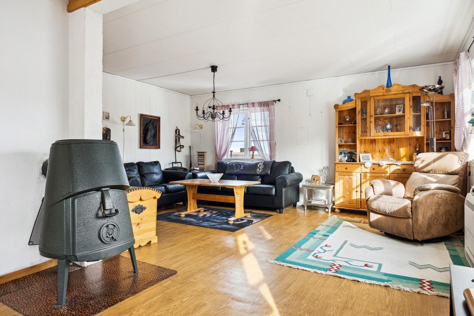 Stuen er romslig og har fine soner for innredning. Galleribilde