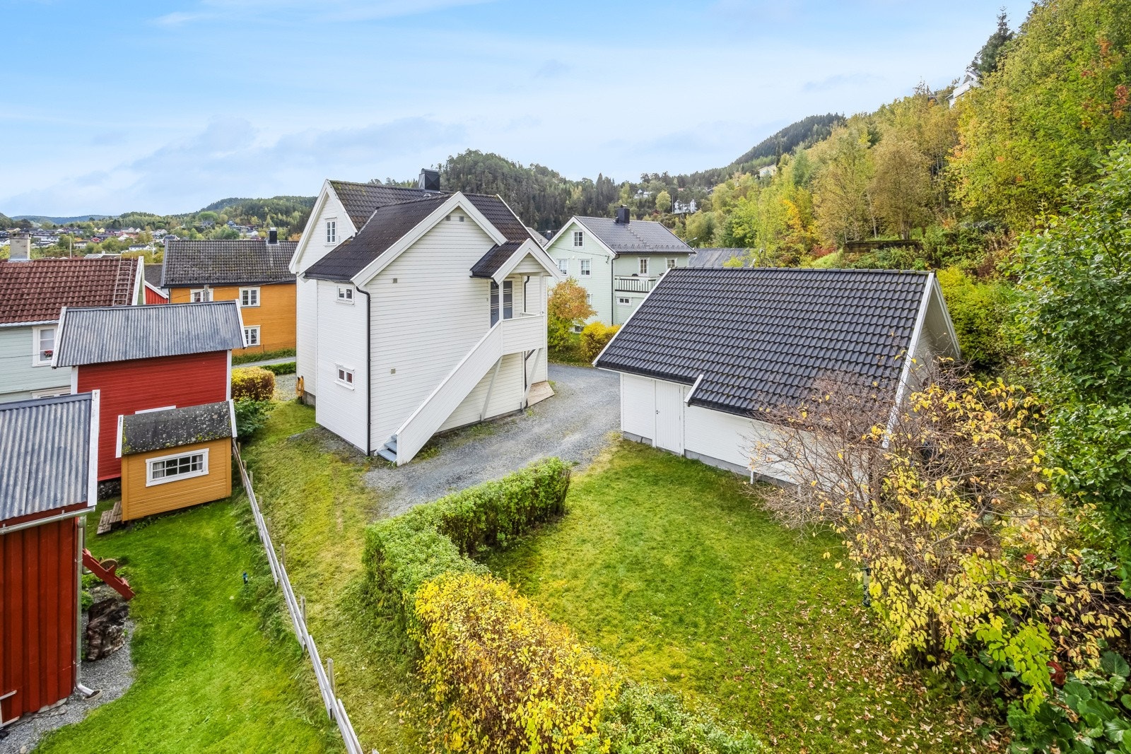Boligen ligger i et familievennlig nabolag i Hommelvik, med kort vei til alle servicefasiliteter. Som nærmeste nabo har du det historiske Jakobsli museum, som gir området ekstra sjarm. Galleribilde