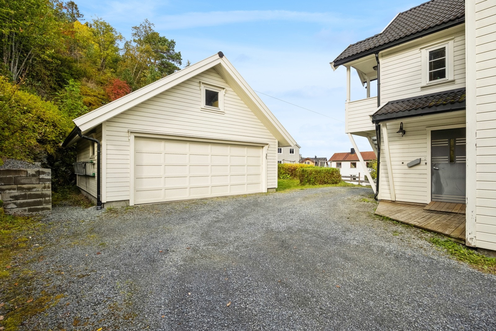 Parkering i dobbel garasje samt rikelig med oppstillingsplasser på egen tomt. Galleribilde