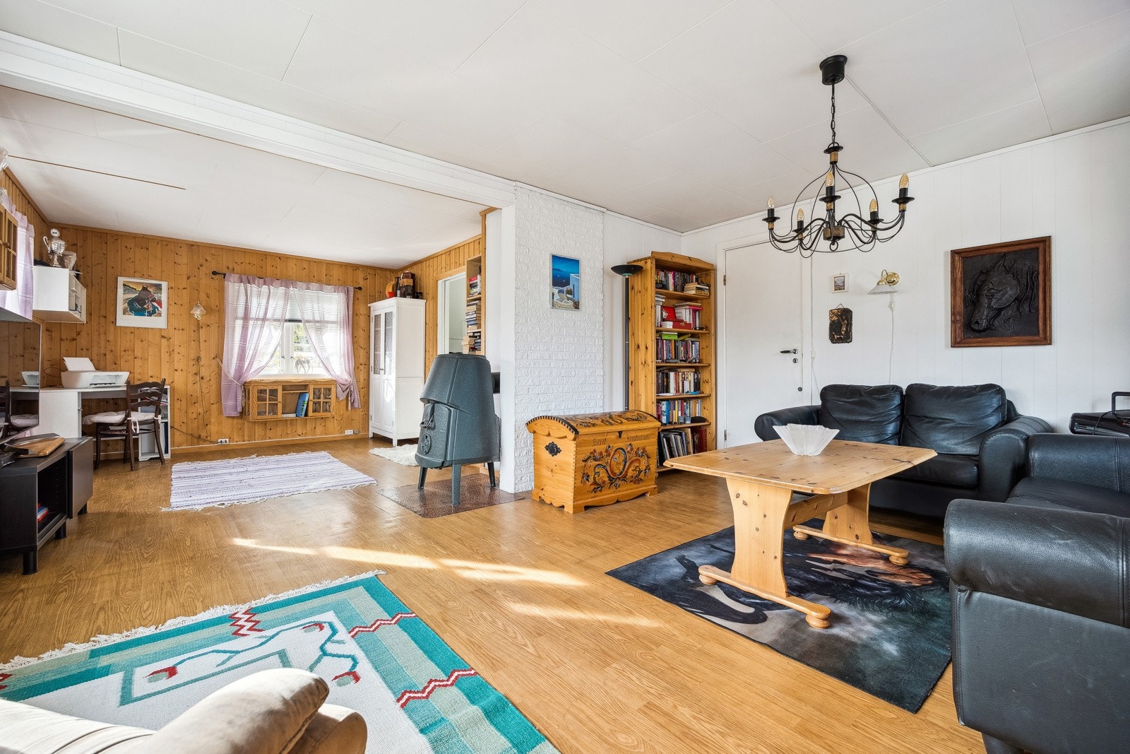 Stor og åpen stue i 2 etasje som måler 31 kvm. Galleribilde