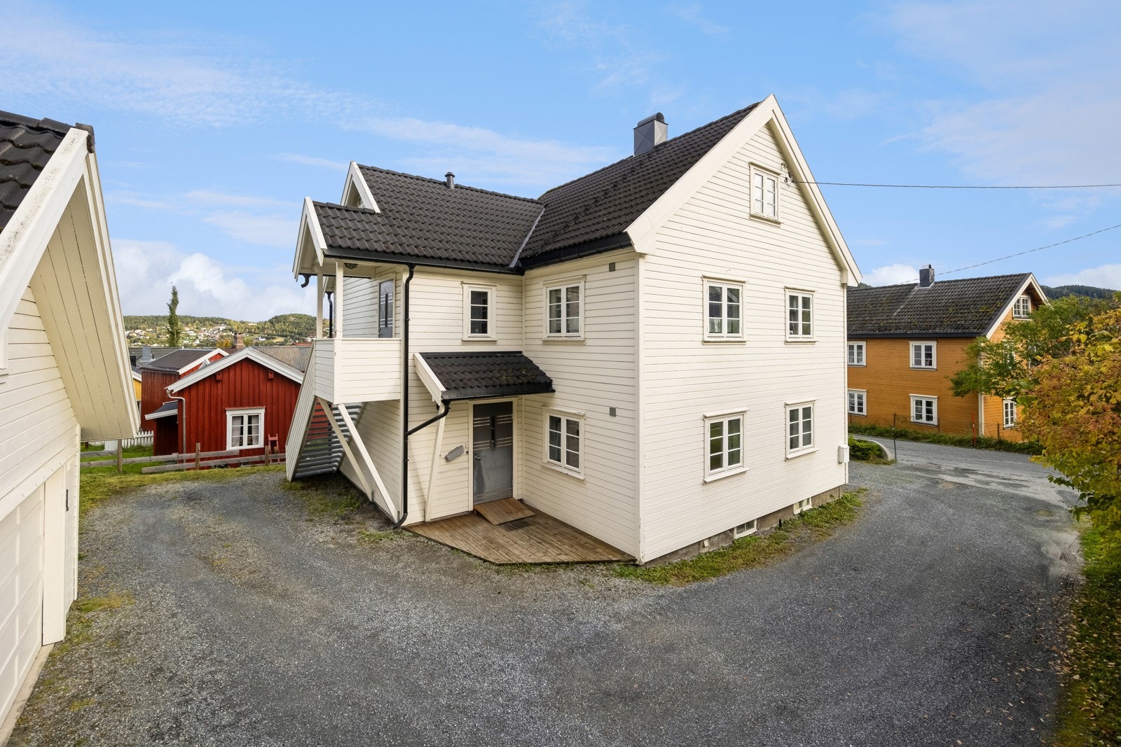 En en flott og innholdsrik enebolig fordelt over 4 etasjer, beliggende i et attraktivt og barnevennlig område i sentrum av Hommelvik. Galleribilde