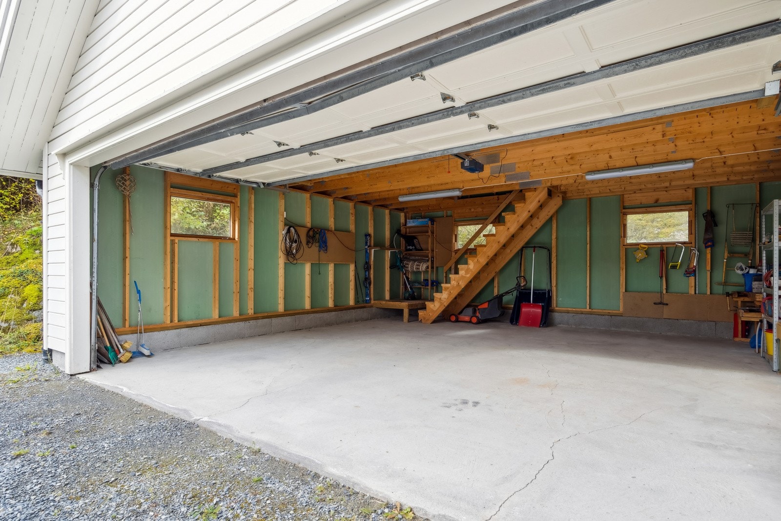 Stor dobbel garasje med gode oppbevarings muligheter. Galleribilde