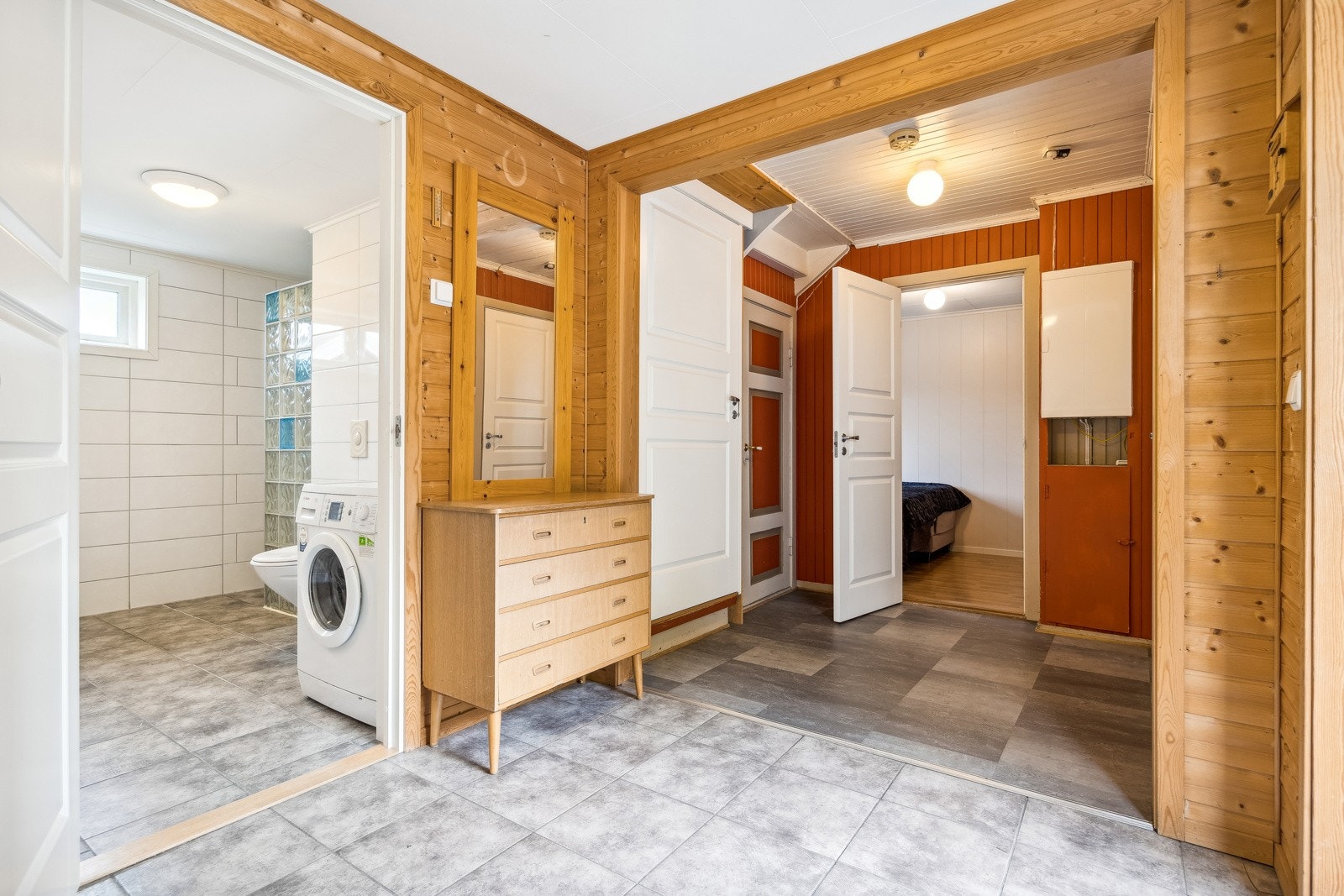 Fin entré med gode oppbevaringsmuligheter. Galleribilde