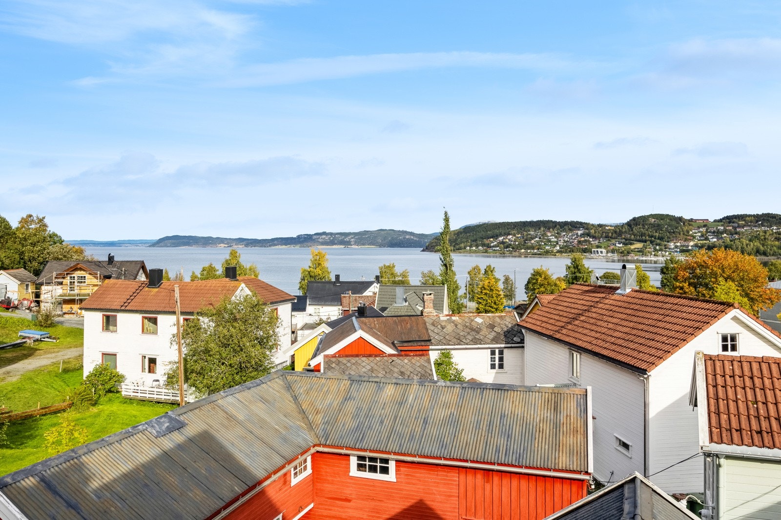 Fra boligen får man en fin utsikt over nærliggende bolig- og naturområder. Galleribilde