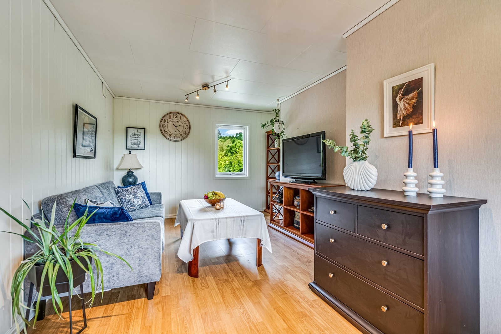 Ekstra stue/soverom i første etasje ( Første etasje har ikke inntegnet rom på bygningstegninger, derav kan ikke megler bedømme lovlighet. Store vindusflater i rommet) Galleribilde