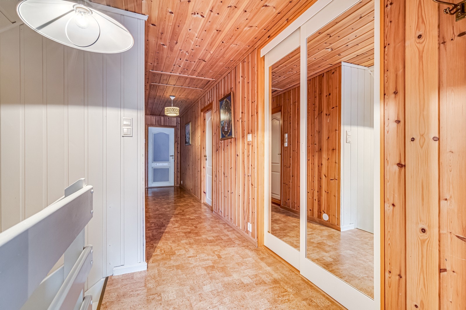 God plass til oppbevaring bak skyvedører Galleribilde