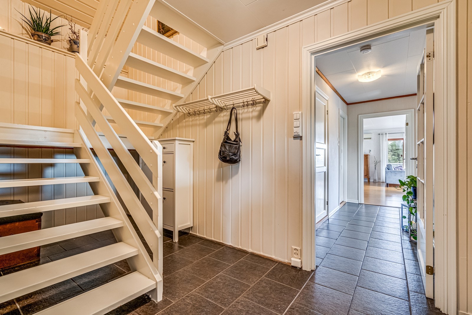 God plass i boligens entrè til å henge fra seg tøy og sko Galleribilde