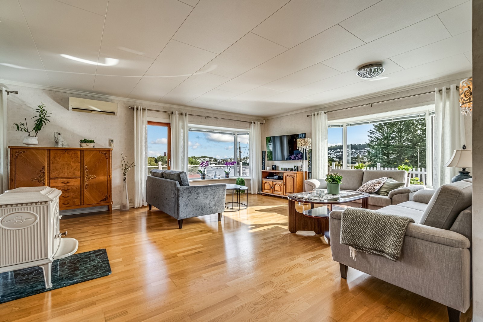 Boligens stue har masse av plass og flott utsikt ut vinduene. Galleribilde