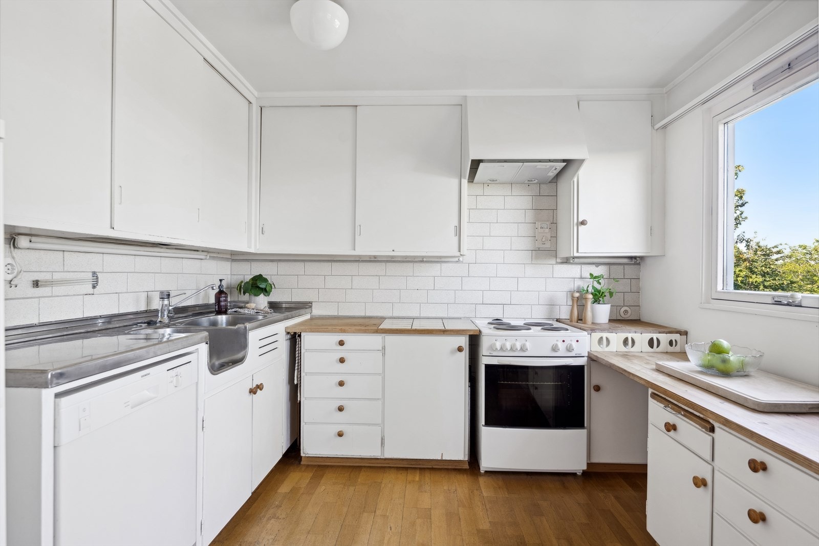 Kjøkkenet ligger i tilknytning til stuen Galleribilde