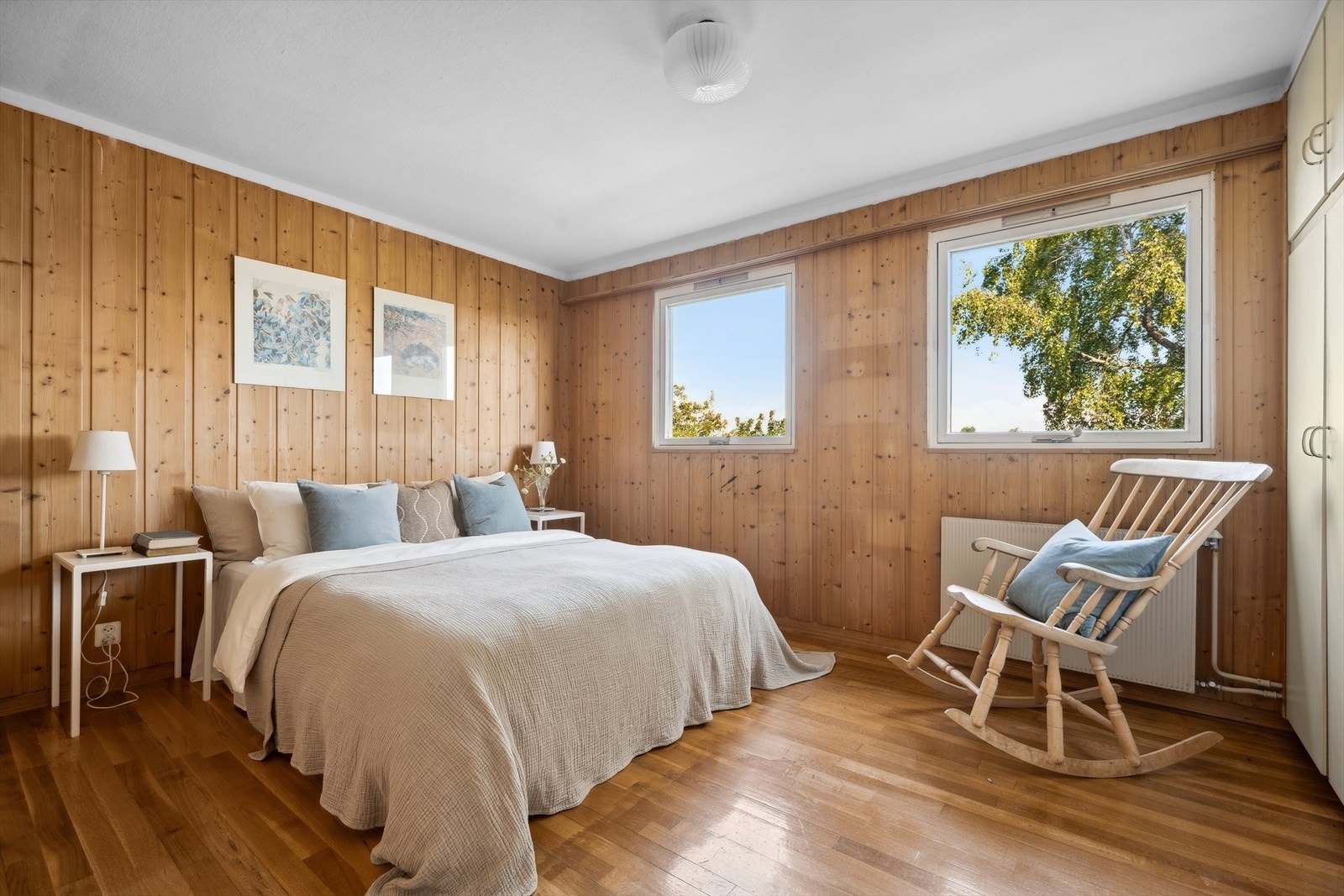 Hovedsoverom i 1. etasje med garderobeinnredning Galleribilde