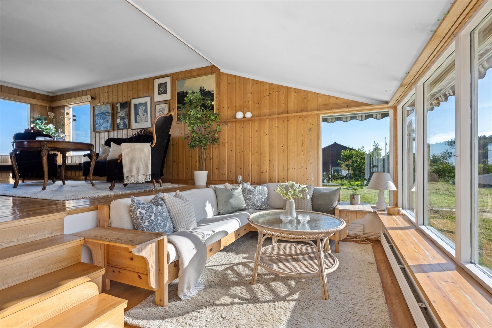 Det er rikelig med plass til å etablere flere ulike soner i stuen Galleribilde