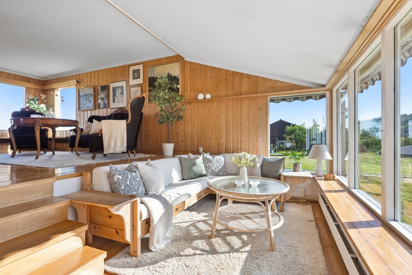 Spennende planløsning med halvetasjer som gir et ekstra luftig inntrykk Galleribilde