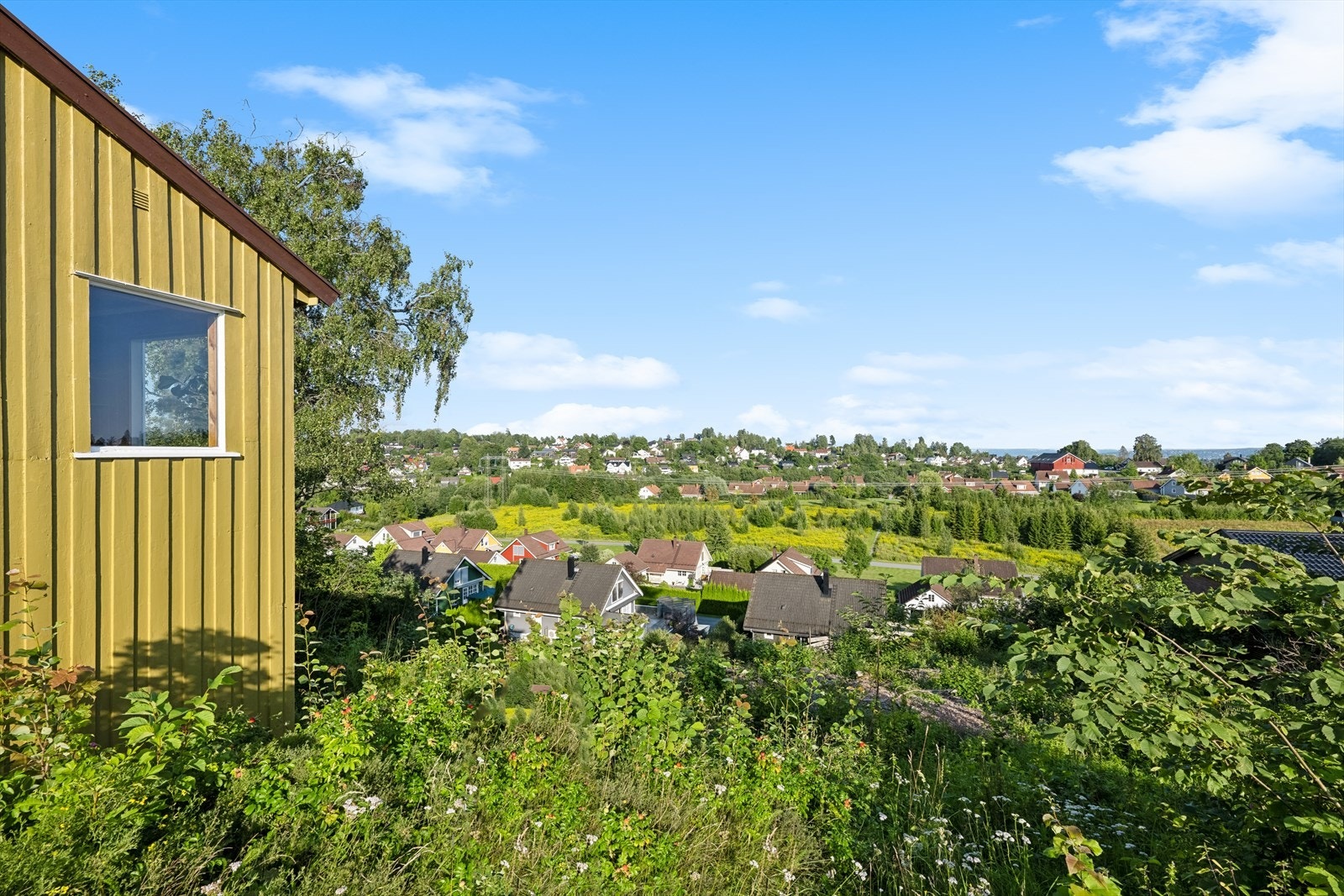 Eiendommen er høyt og fritt beliggende med flott utsikt Galleribilde