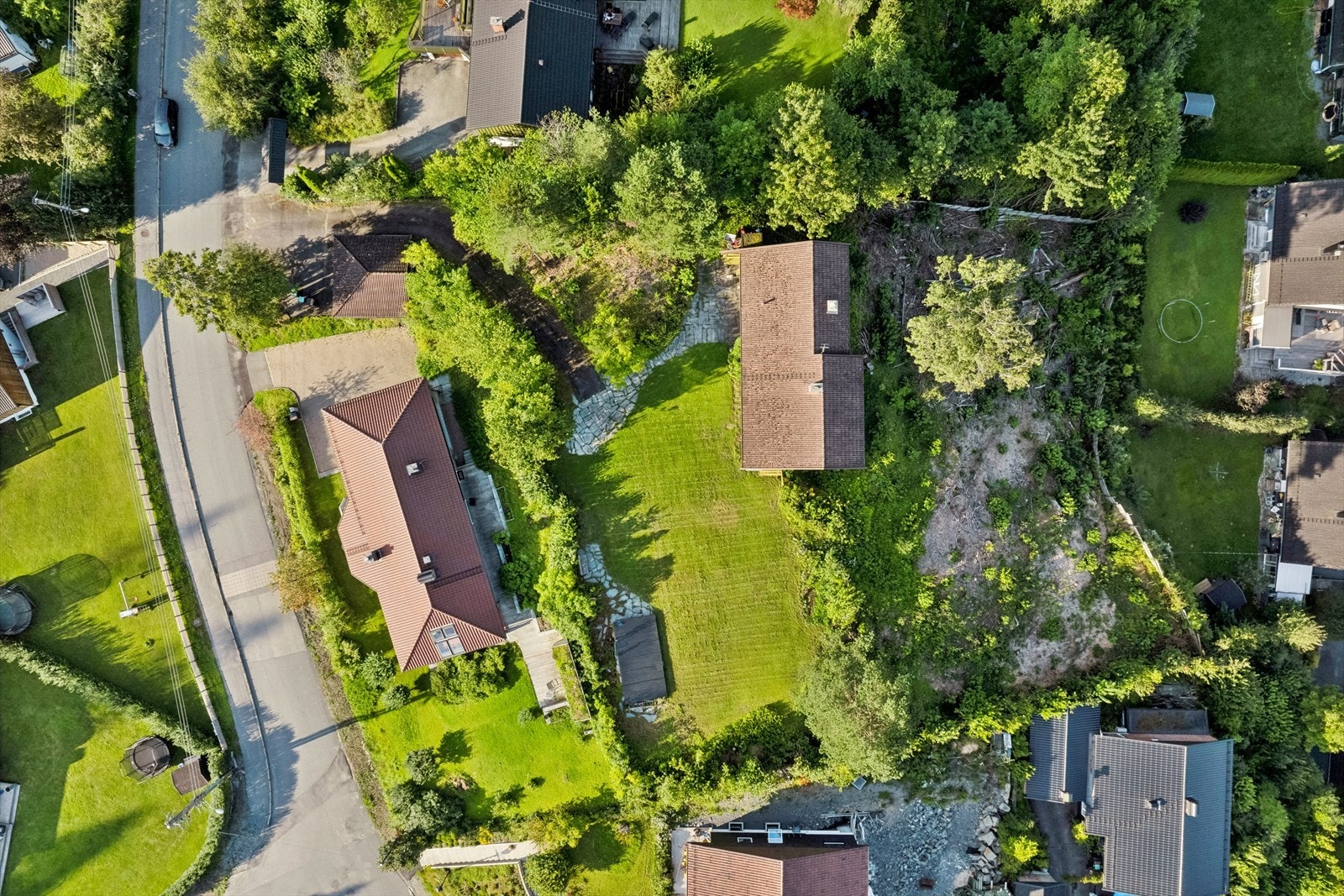 Tomt på 3.160 kvm gir mange spennende muligheter for utvikling av eiendommen Galleribilde