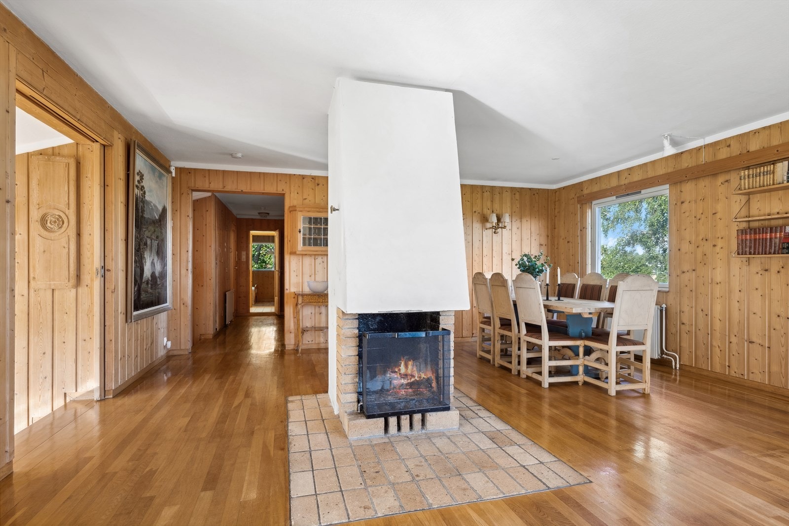 Åpen peisovn i stuen bidrar til god komfortvarme og setter stemningen på mørke høstkvelder Galleribilde