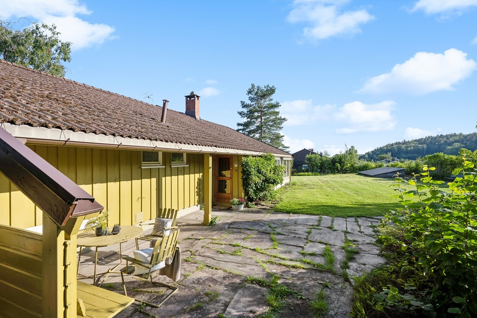 Idyllisk og usjenert uteplass med ettermiddag- og kveldssol Galleribilde