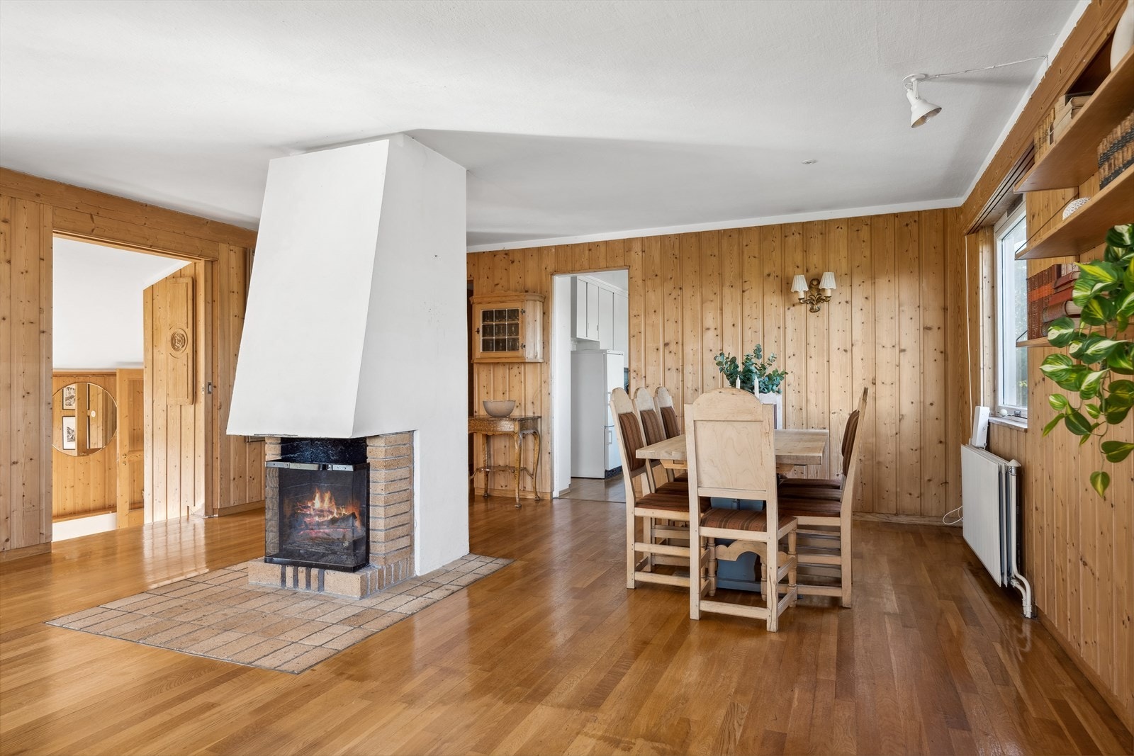 I spisestuen er det rikelig med plass til å samle familie eller venner til både hverdag og fest Galleribilde