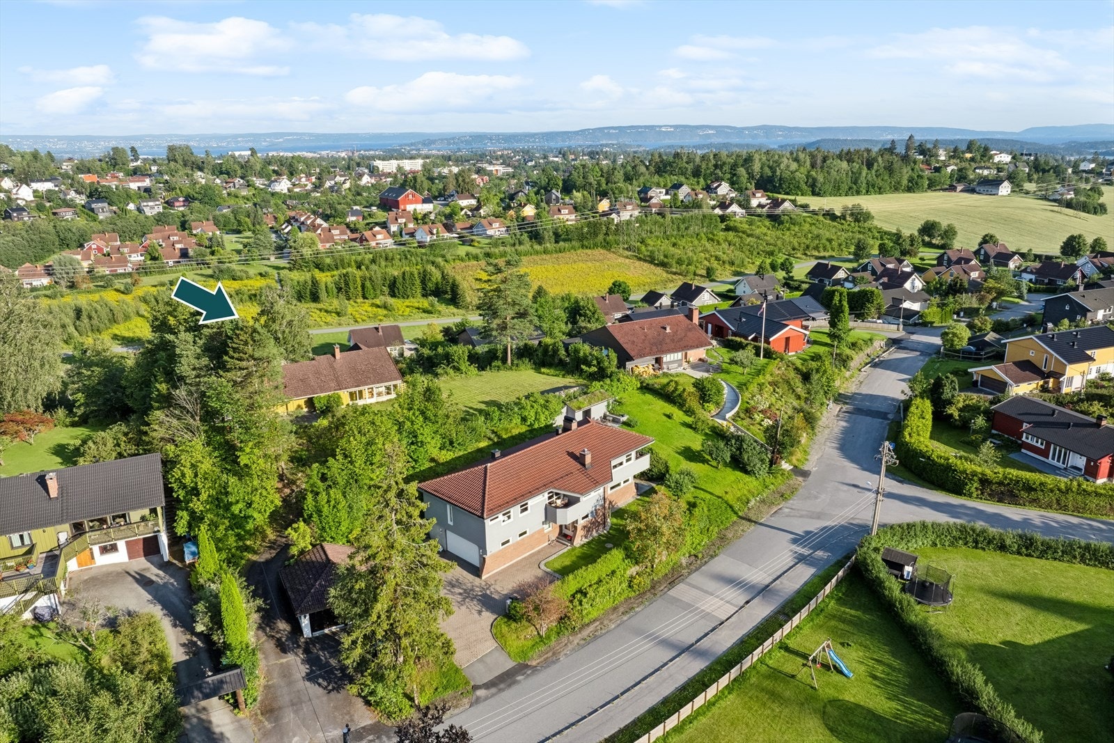 Boligen ligger i et veletablert boligområde som er kjent for gode oppvekstvilkår og hyggelig naboskap Galleribilde