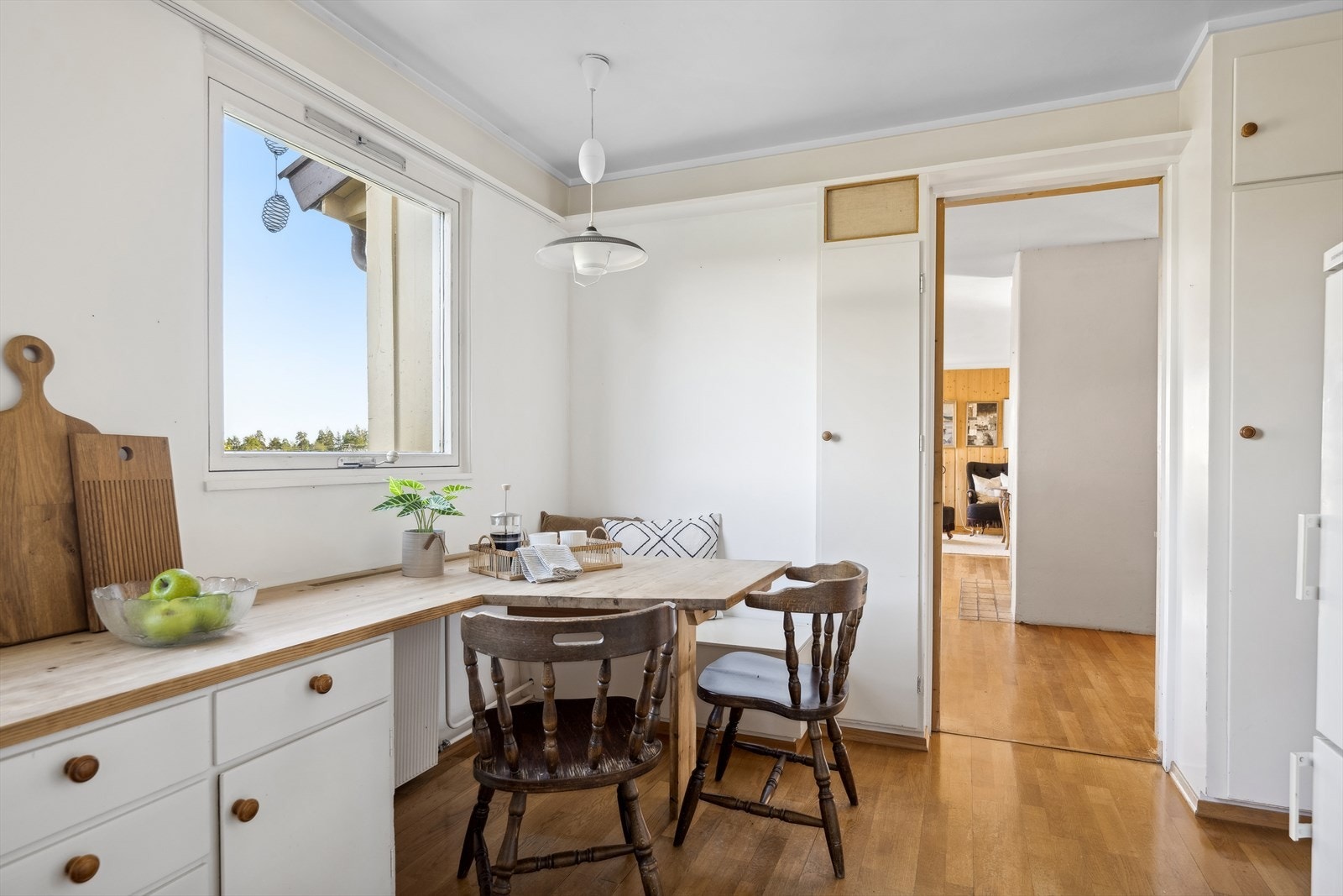 Her ligger alt til rette for å utforme ditt nye drømmekjøkken enten du ønsker å åpne det mot stuen eller beholde det adskilt slik det står idag Galleribilde