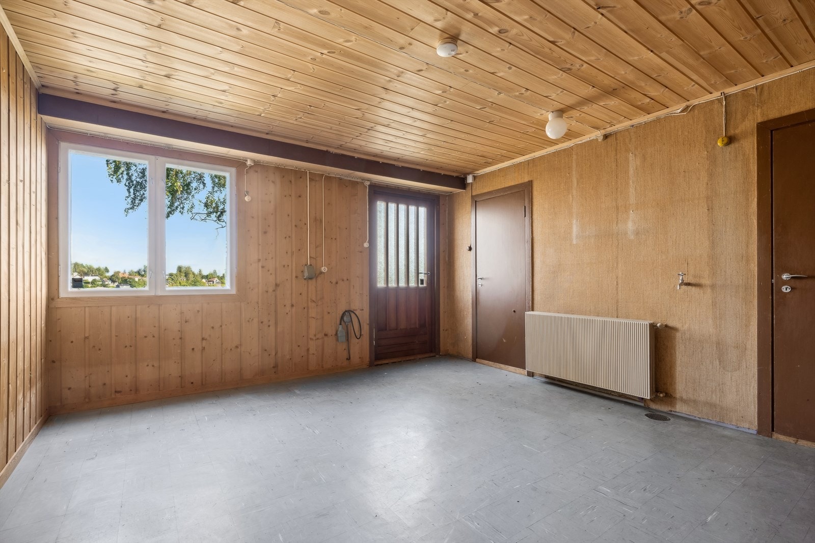 Det er egen inngang til oppholdsrom i underetasje. Her har man mulighet til å etablere en egen avdeling eller utleiedel. Galleribilde