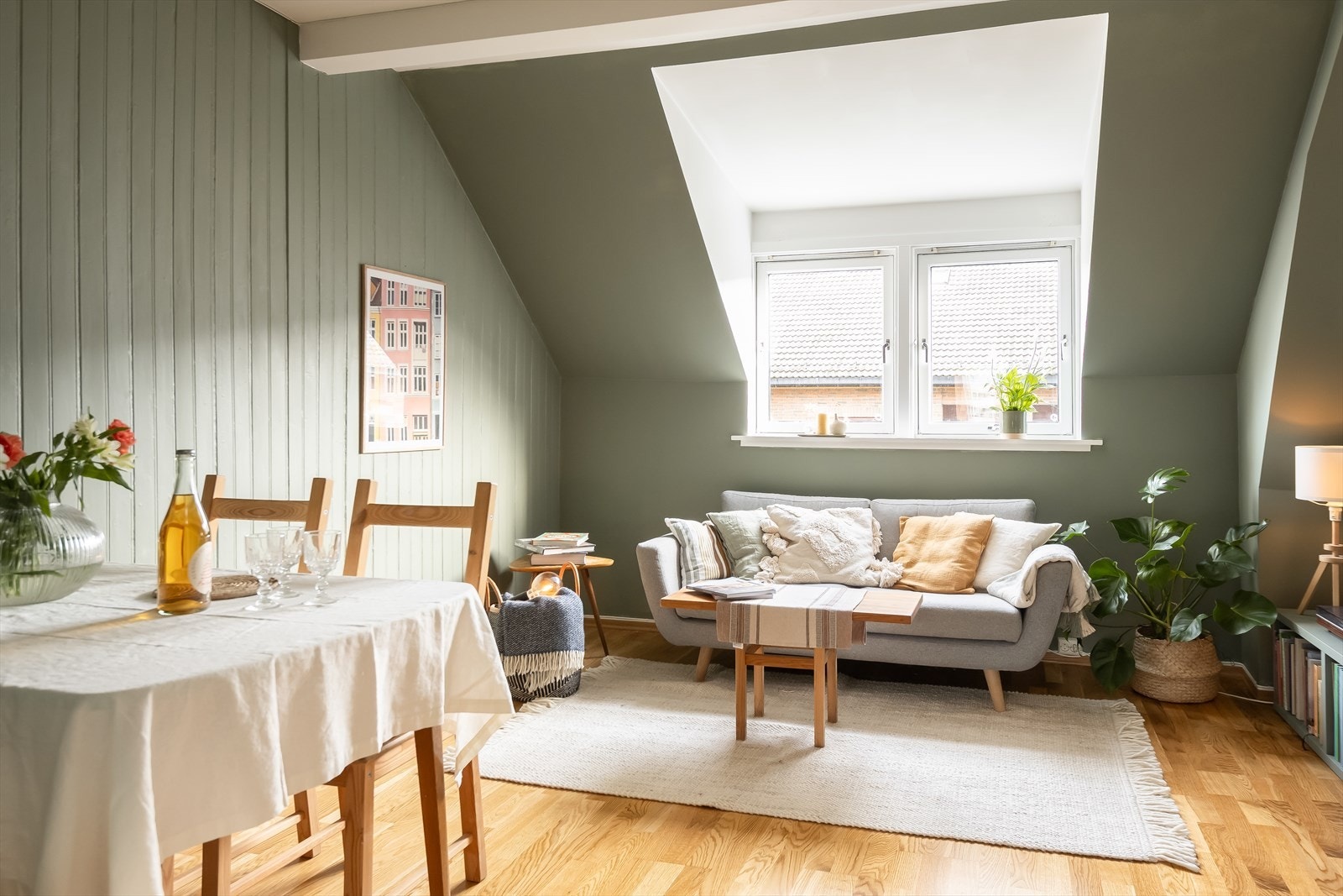 Den delvis åpne stue- og kjøkkenløsningen måler hele 27,1 m² og rommer enkelt både sofa- og spisegruppe. Galleribilde