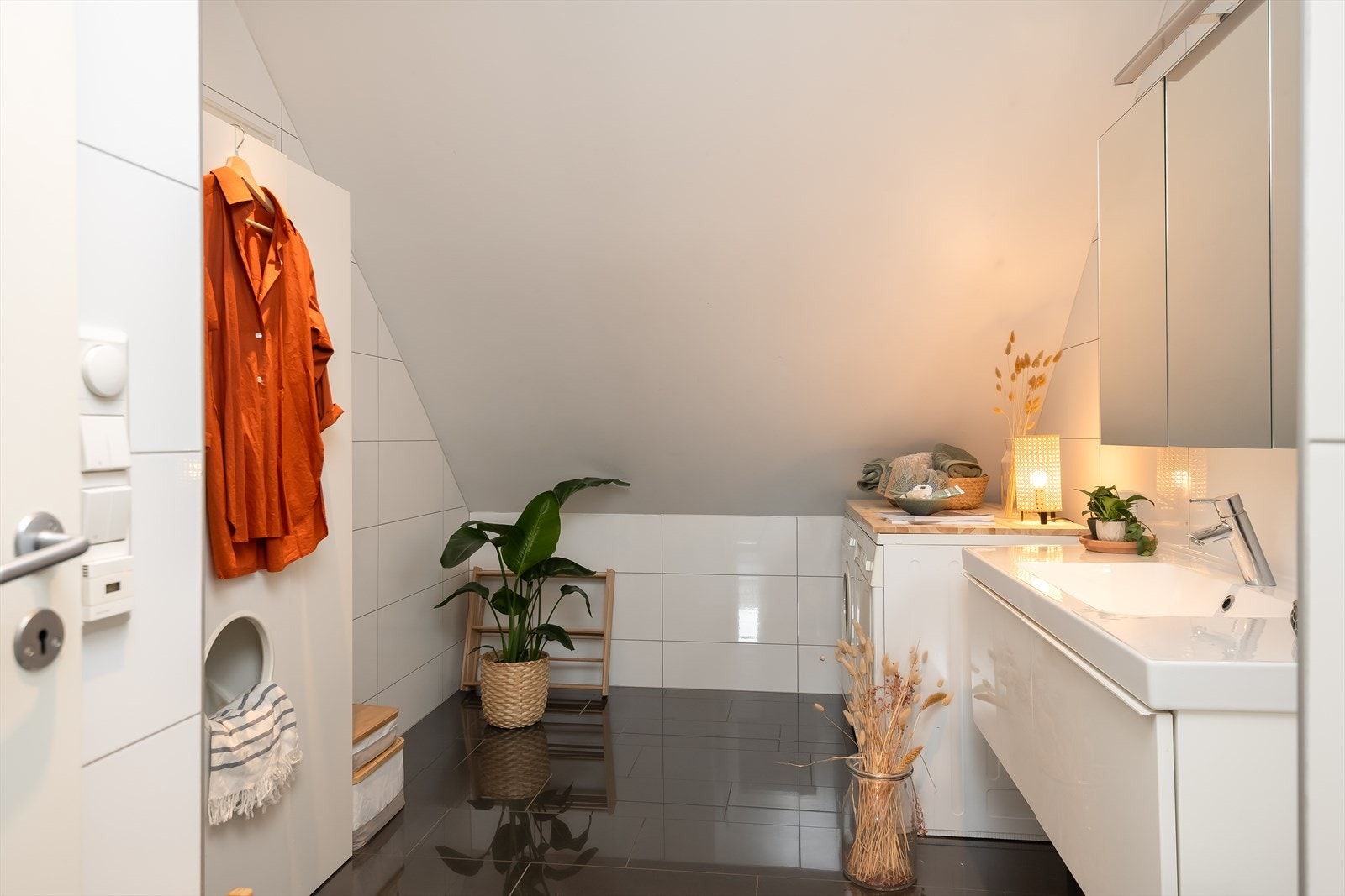Badet byr på en rekke kvaliteter som moderne innredning, varme i gulv og ferdig opplegg for vaskemaskin. Galleribilde