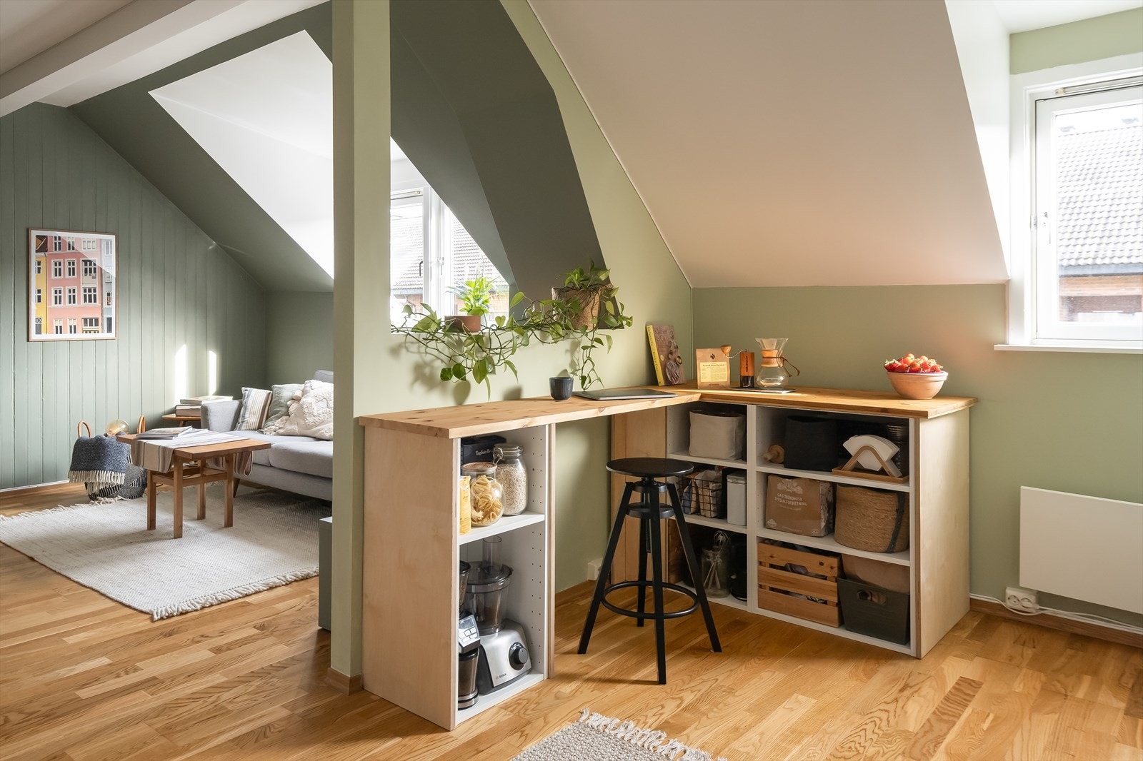 Loftetasjens kobbhus sørger for bedre takhøyde flere steder, samt rause vindusflater som skaper en lys og luftig atmosfære. Galleribilde