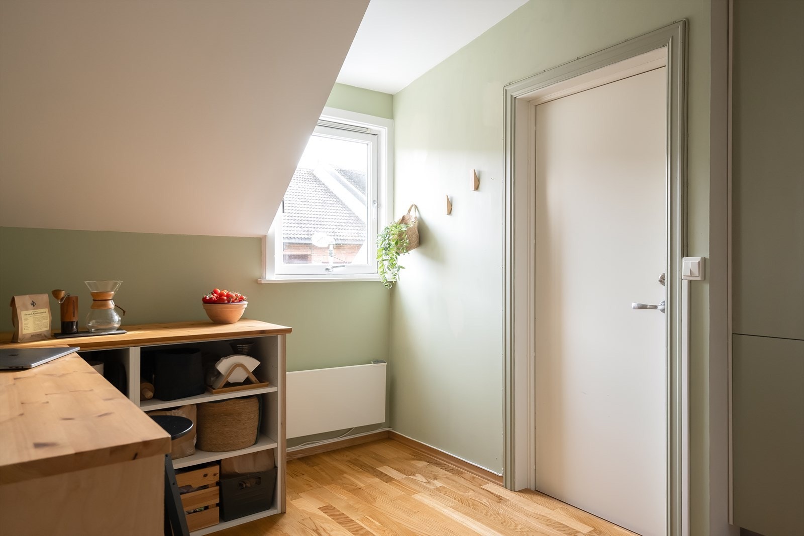Når du trer inn i leiligheten møtes du av et lyst og luftig inngangsparti. Galleribilde