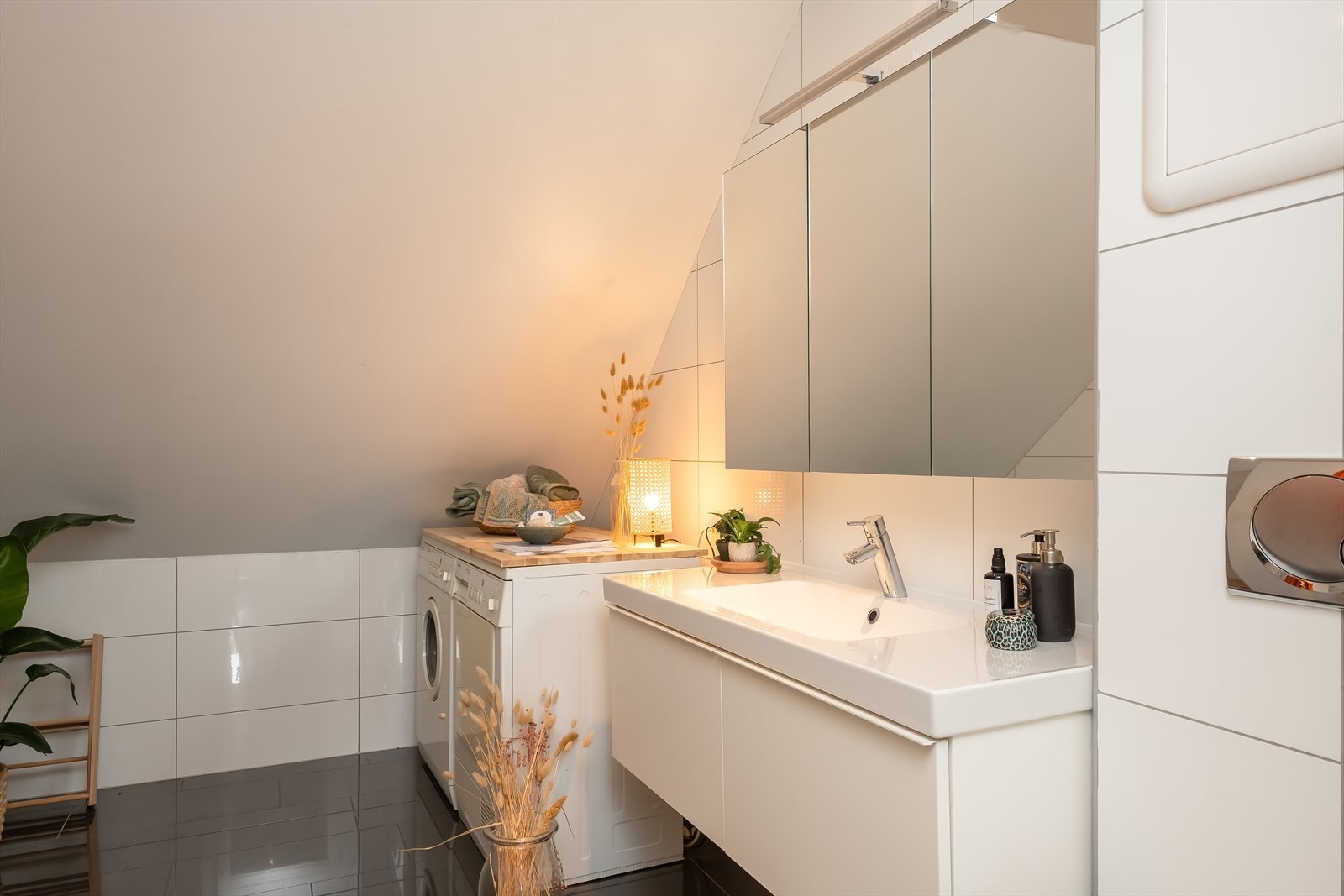 Leiligheten byr på et lyst og delikat bad på hele 7,8 m² med store fliser på både gulv og vegger. Badet er fra 2012. Galleribilde