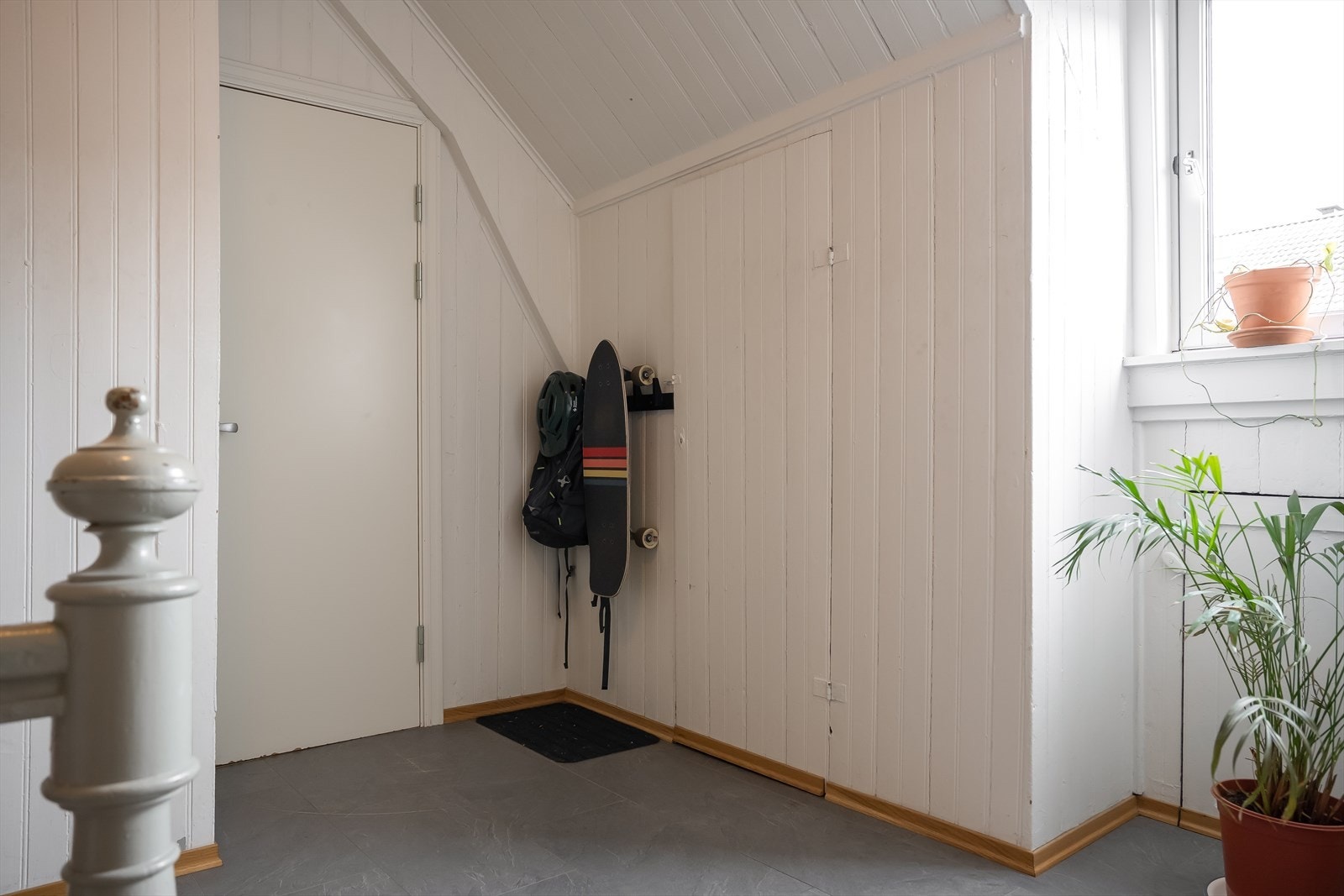 Rett utenfor inngangspartiet disponerer du en bod for mer oppbevaringsplass. Det medfølger i tillegg en ekstra bod i kjeller. Galleribilde