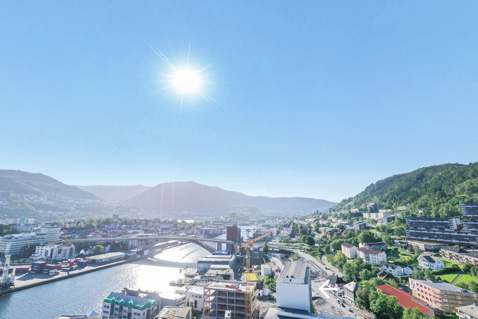 Det er også nærhet til spisesteder, badekai og butikk på Damsgård, samt flotte turmuligheter i Løvstakken/Løvstien. Velkommen! Galleribilde