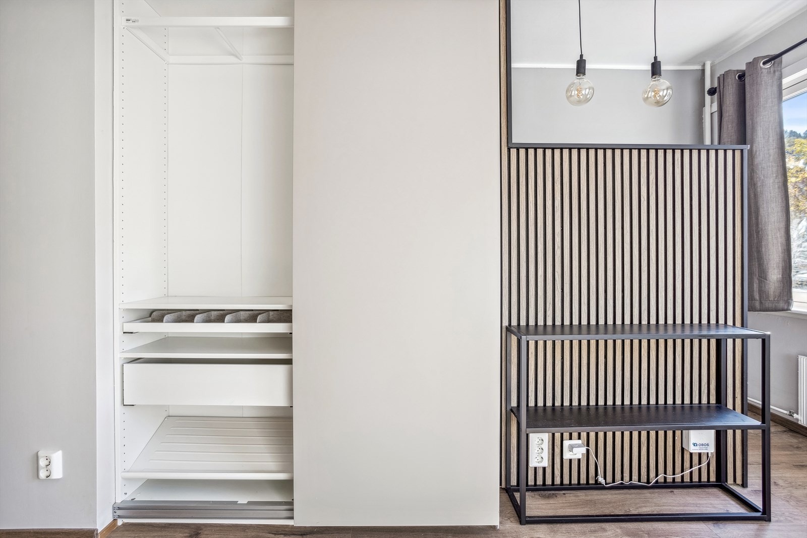 Svært praktisk garderobeskap med plass til klær og sko Galleribilde