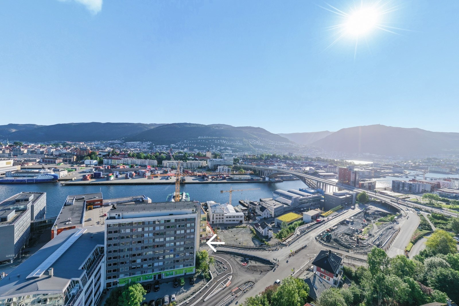 Leiligheten har en sentral beliggenhet i krysning mellom Laksevåg og Damsgård. Det er gangavstand til sentrum, og spesielt UiB, BI og Det Juridiske fakultet. Galleribilde
