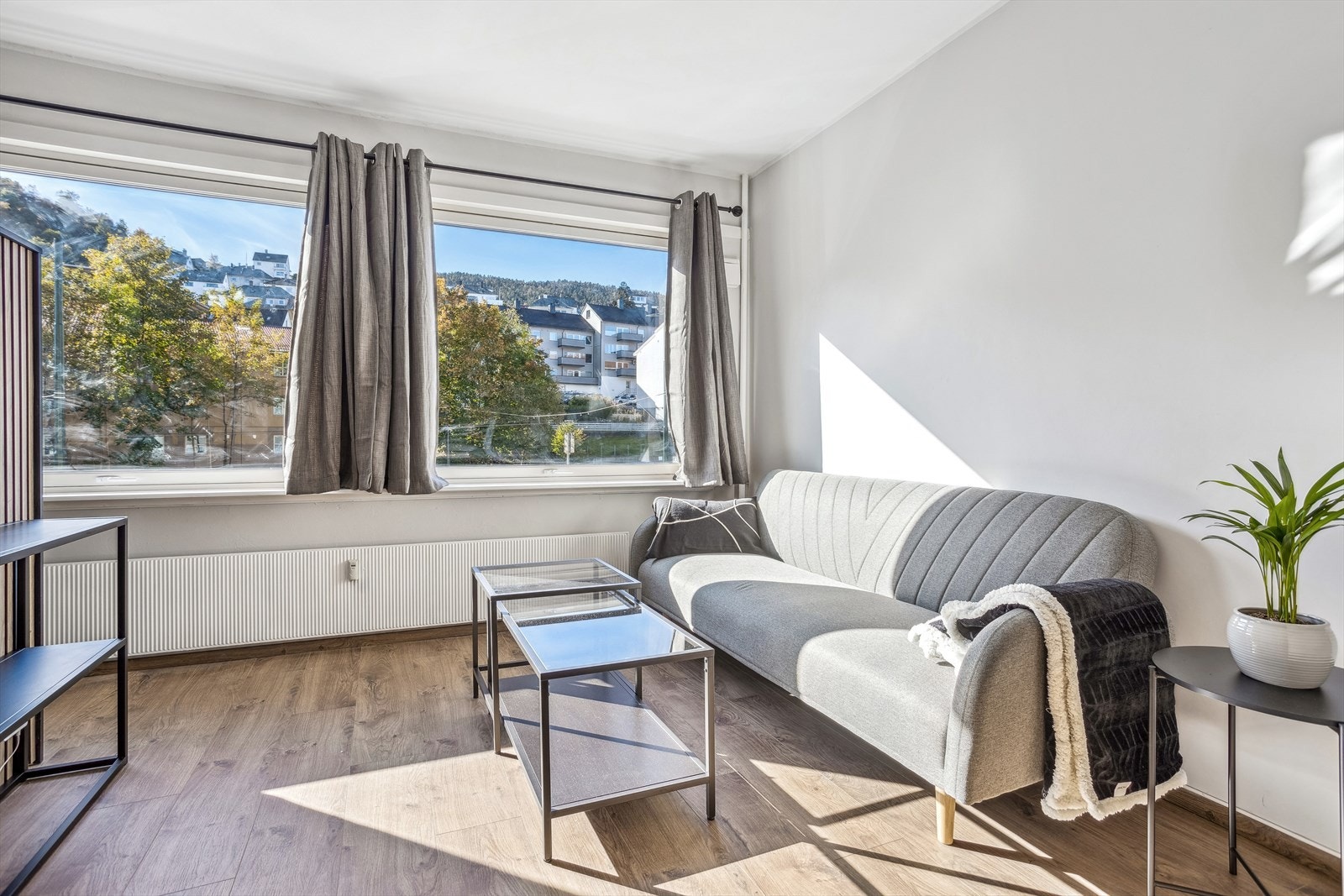 Leiligheten ligger høyt i bygget så det er fri utsikt og mye lysinnslipp. Galleribilde