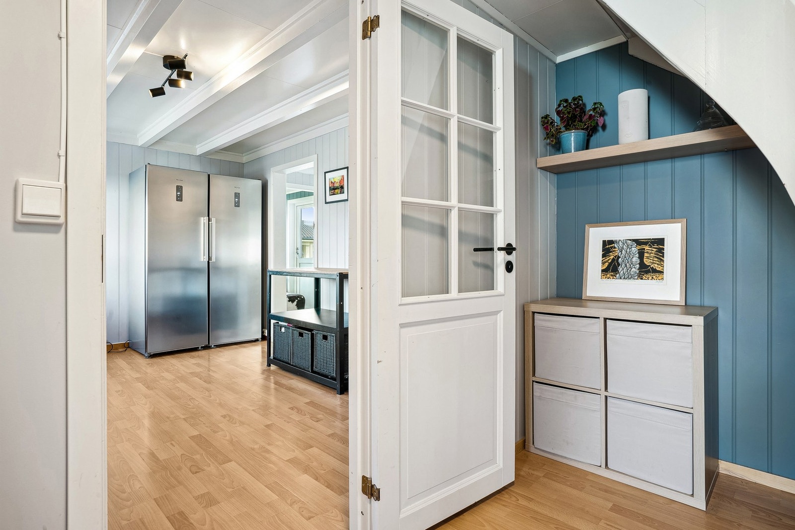 Fra trappegang og inn til kjøkkenet Galleribilde