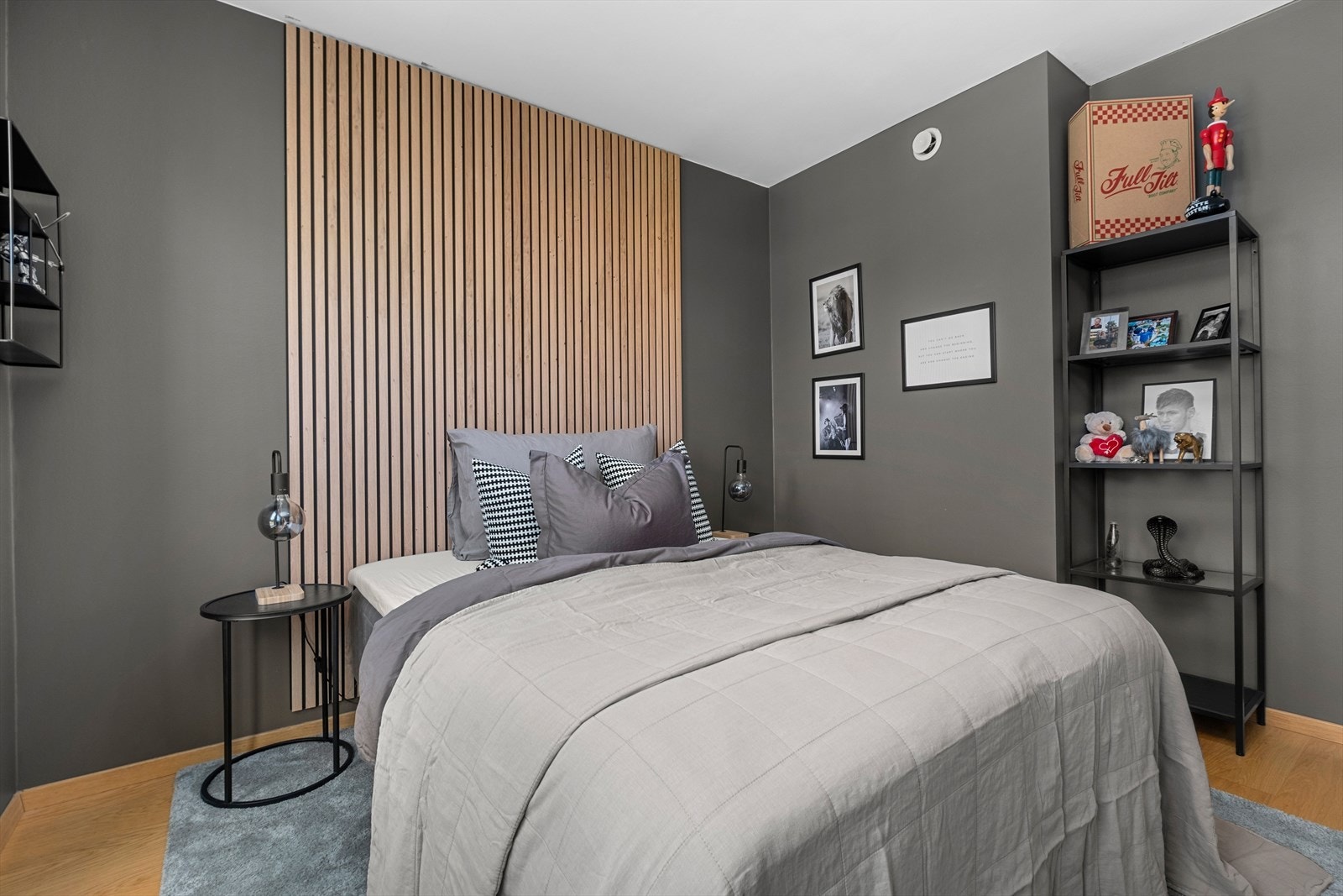 Soverommenes størrelse gir fleksible innredningsløsninger, og for lagring disponeres det en ekstern kjellerbod på 5 m². Galleribilde