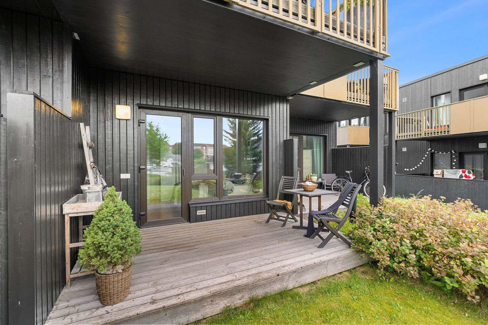 Fra det ene soverommet er det utgang til en overbygd terrasse på ca. 9 m², et hyggelig uterom for sene nattetimer. Galleribilde