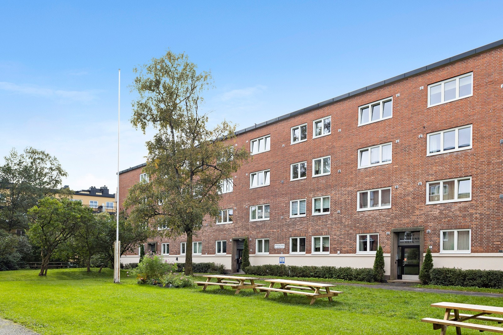 Felleseiendommen har gode solforhold, og det er nærmest parkmessig opparbeidet med velstelt plen, hekk, trær, frodige beplantninger og en flaggstang. Galleribilde