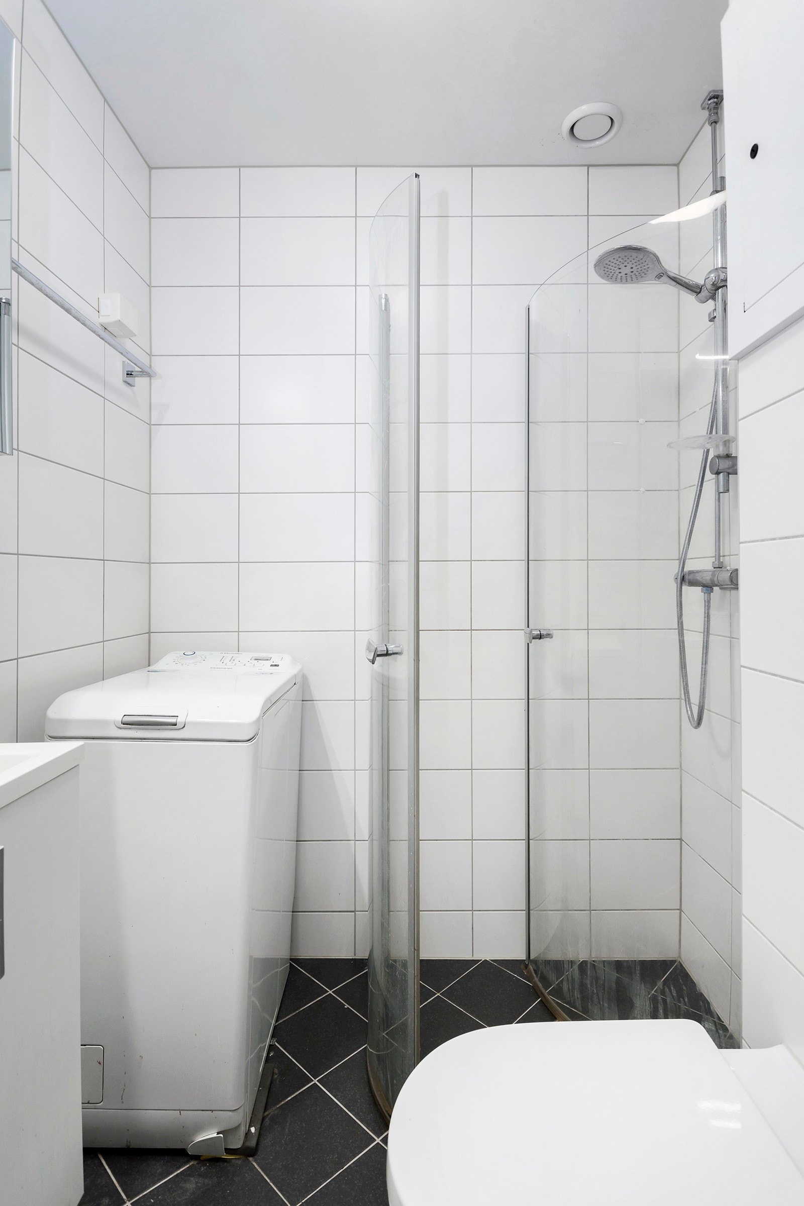 Flislagt baderom renovert i regi av sameiet i 2014. Galleribilde