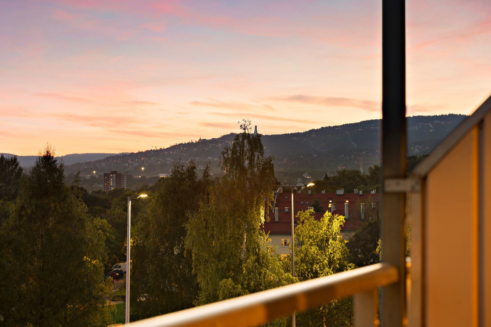 Fra balkongen har du utsikt over nærområdet (zoomet inn). Galleribilde