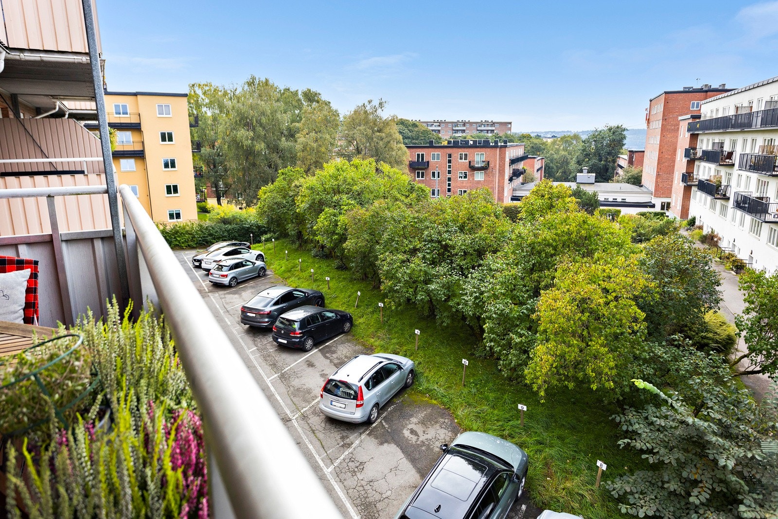 Det er mulighet for leie av parkeringsplass i sameiet. Dette fordeles etter venteliste. Galleribilde