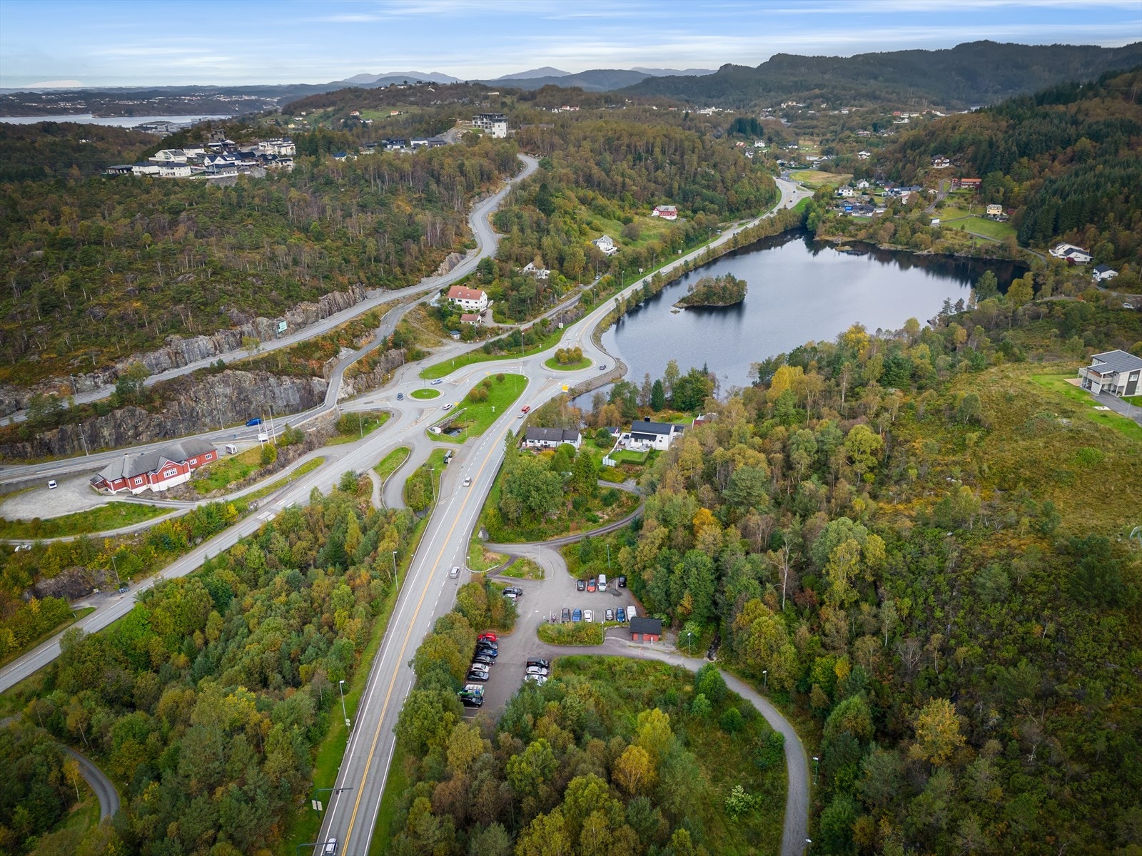 Kleppestø ligger under 5 minutters kjøring unna. Her finner man et godt utvalg butikker og servicetilbud, samt hurtigbåt til Bergen sentrum. Galleribilde