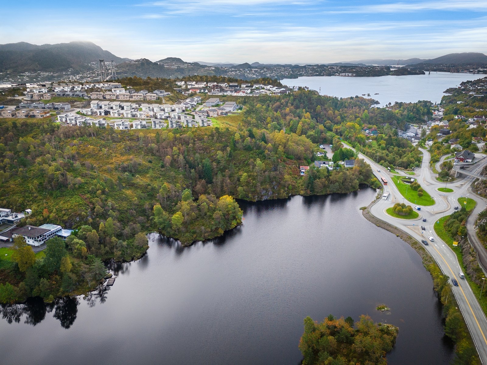 Fra eiendommen er det gangavstand til bl.a. butikk, barnehage og skole i Strusshamn. Busstopp like over veien med gode forbindelser mot sentrum. Galleribilde