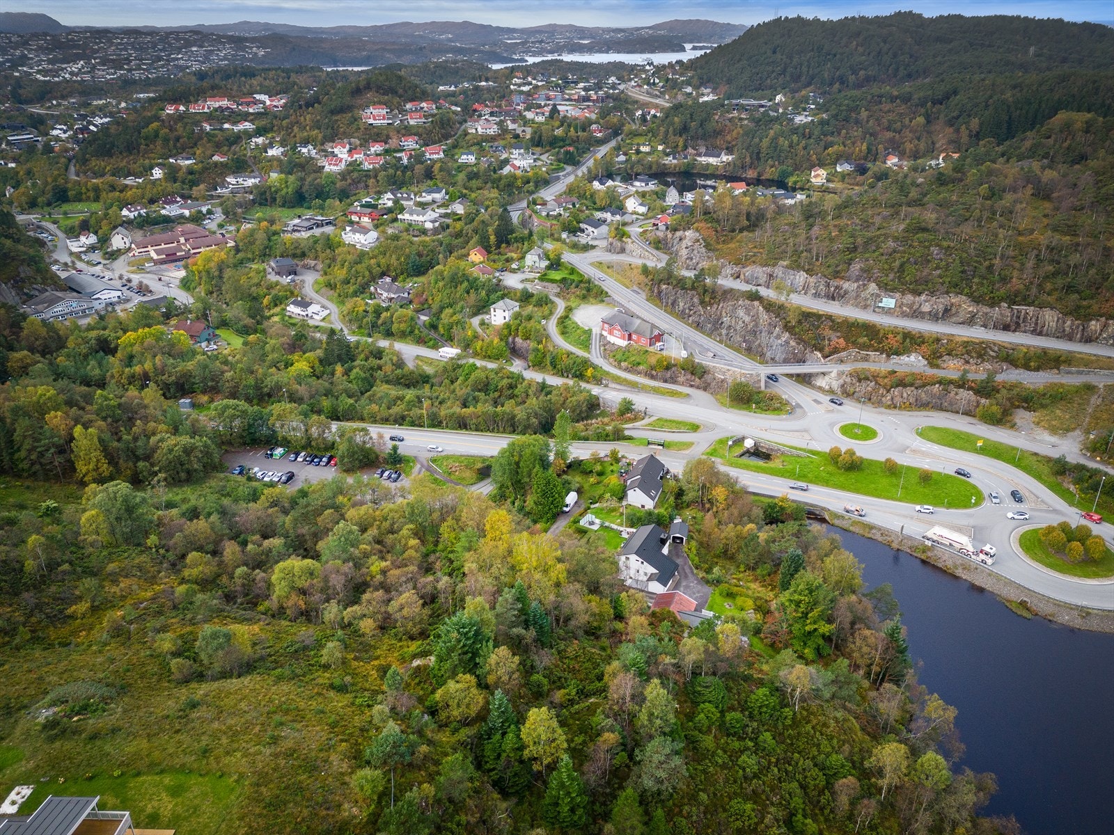 Eiendommen grenser til Strusshamnvatnet og kan skilte med gode sol- og utsiktsforhold. Galleribilde