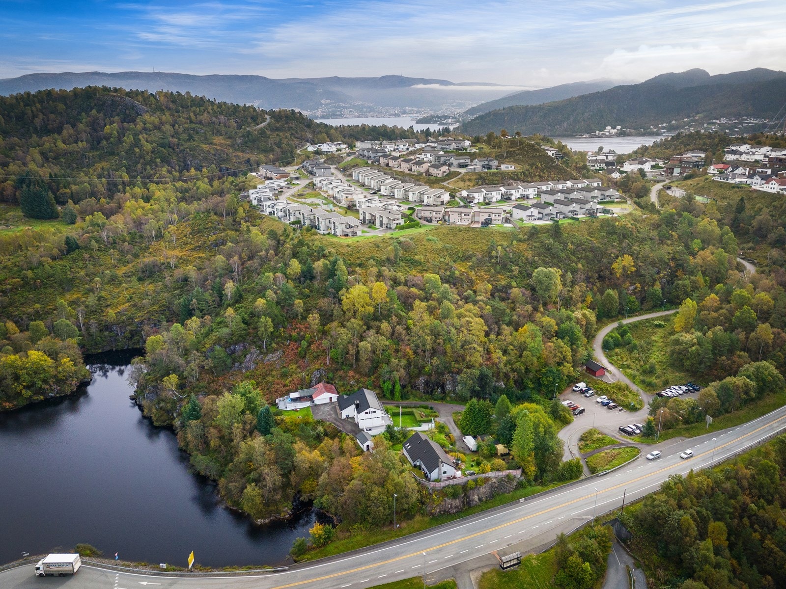 Stor tomt med sentral beliggenhet på Askøy, like nedenfor det populære boligfeltet på Stongafjellet. Galleribilde