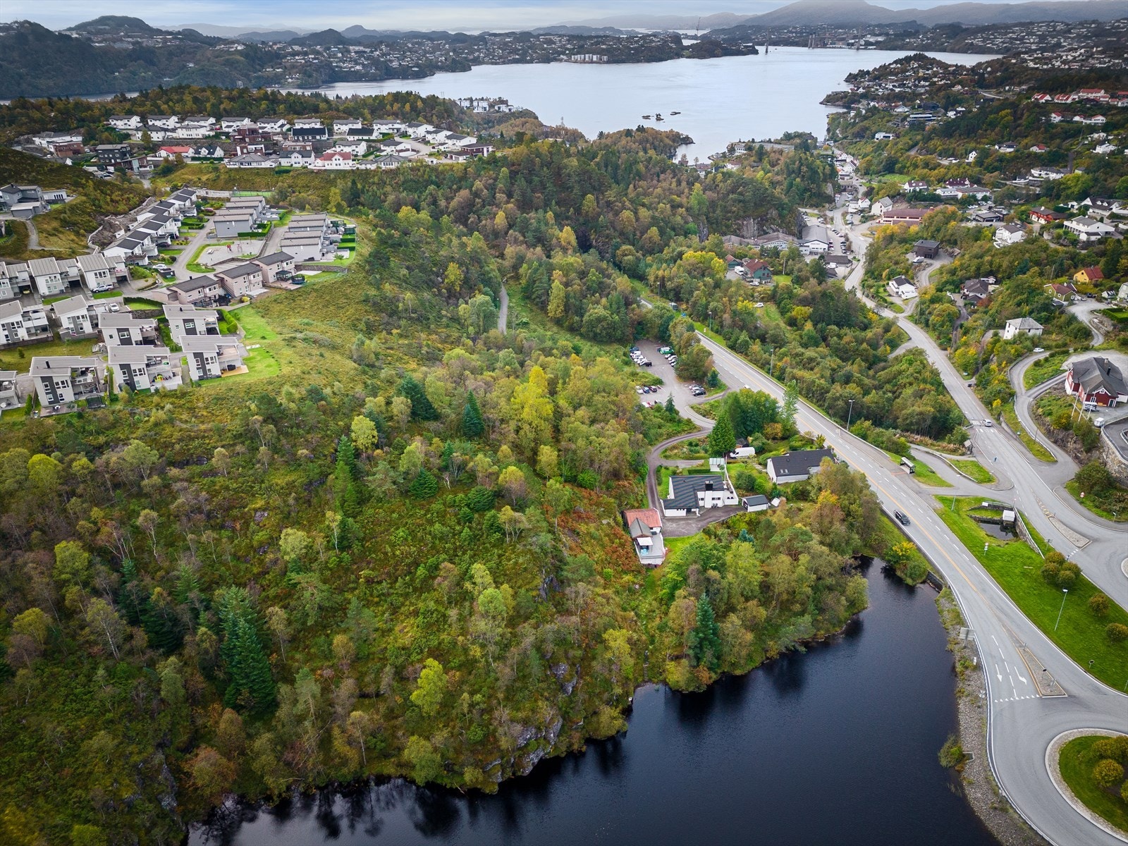 Tomten er på ca. 8,3 mål og er primært regulert til friluftsområde. Galleribilde