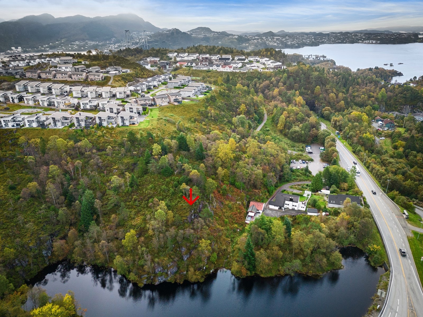 Stor tomt med sentral beliggenhet på Askøy, like nedenfor det populære boligfeltet på Stongafjellet. Galleribilde